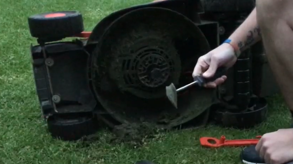 Lawn-mower-blade-sharpening-02