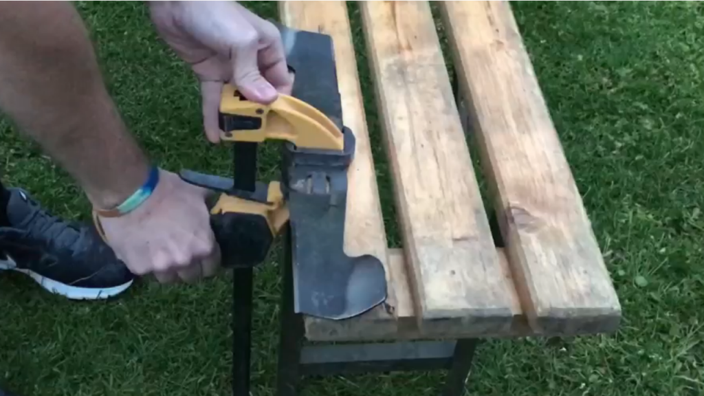 Lawn-mower-blade-sharpening-03