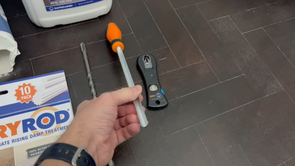 Hole clearing tool