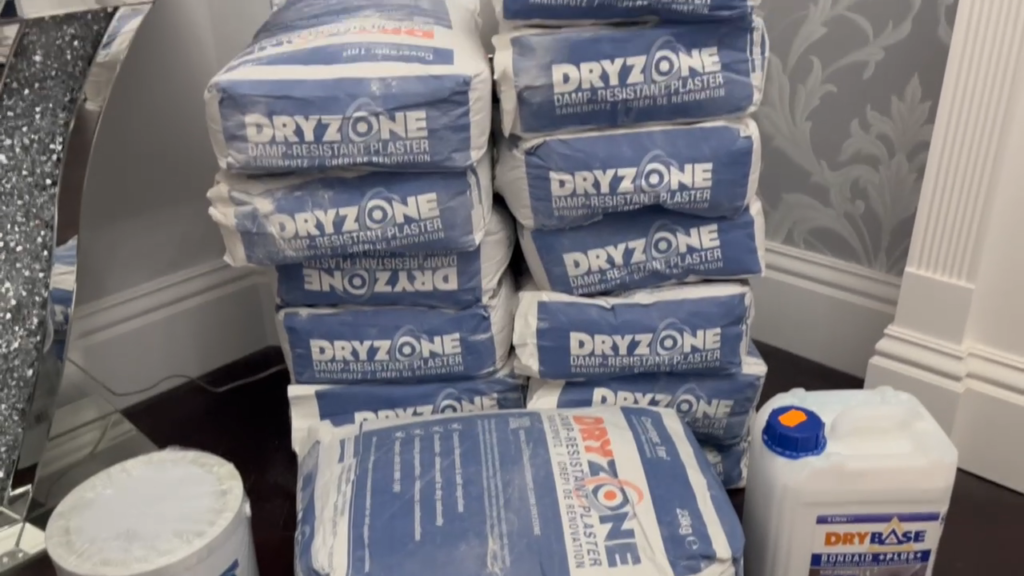 Damp resistant plaster