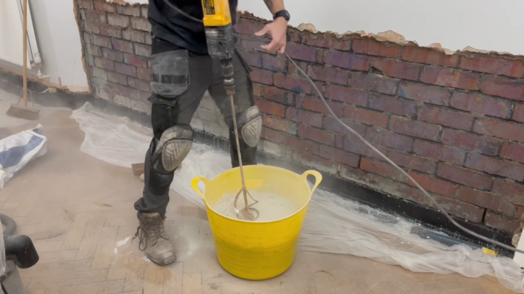 Mixing the damp resistant plaster