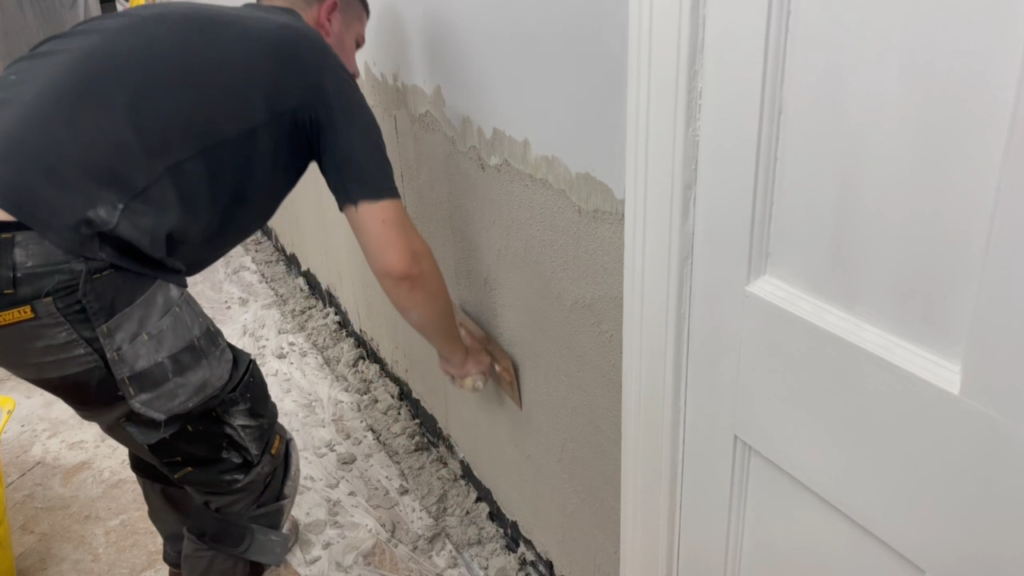 Smoothing out the undercoat plaster